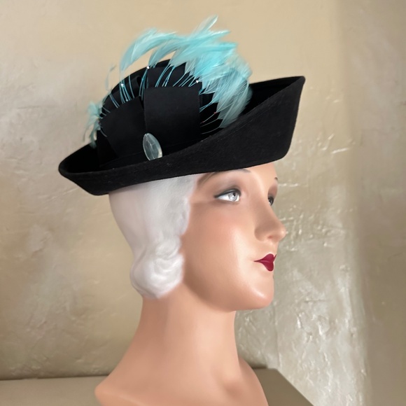 DRAMATIC 1940s\' BLACK FELT \
